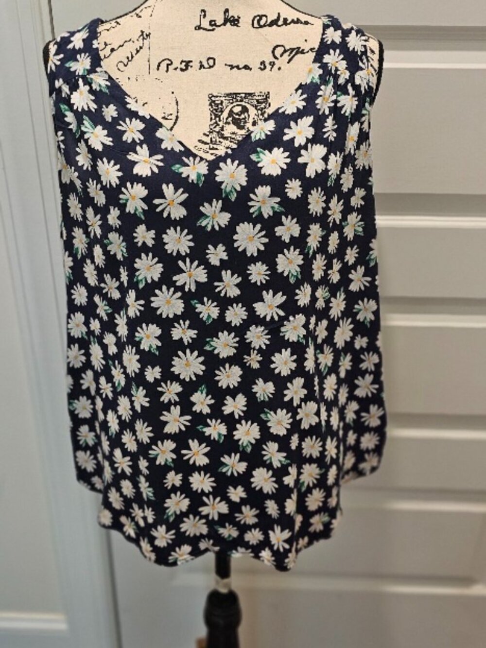 Old Navy XL Extra Large Sleeveless Summer Tank Blouse Daisy Daisies